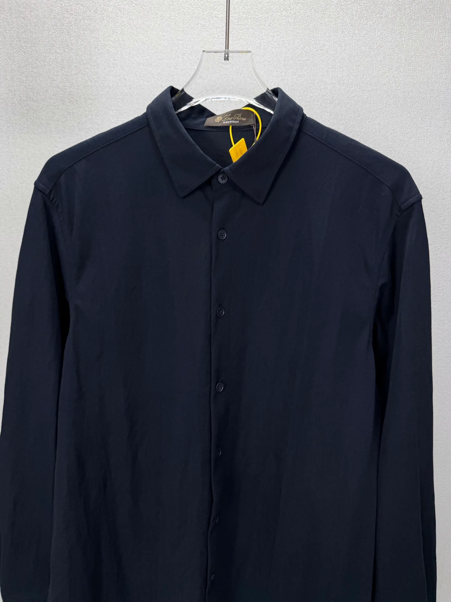 Loro Piana 2026 New Arrival Solid Color Linen Couple Style Lapel Shirt High Version High Version The fabric is made of linen, cotton, nylon composite materials, the whole body is solid color, simple and loose fit, and the leather letter logo embroidery design on the back neck is fashionable and personalized. Super Versatile and good-looking shirt. Very suitable for both men and women. A must-have for everyone. Packaging Tag Collar Label Washed Wheat Complete 👍 Colors: Navy Blue, Gray, Khaki, White Sizes:M-4XL